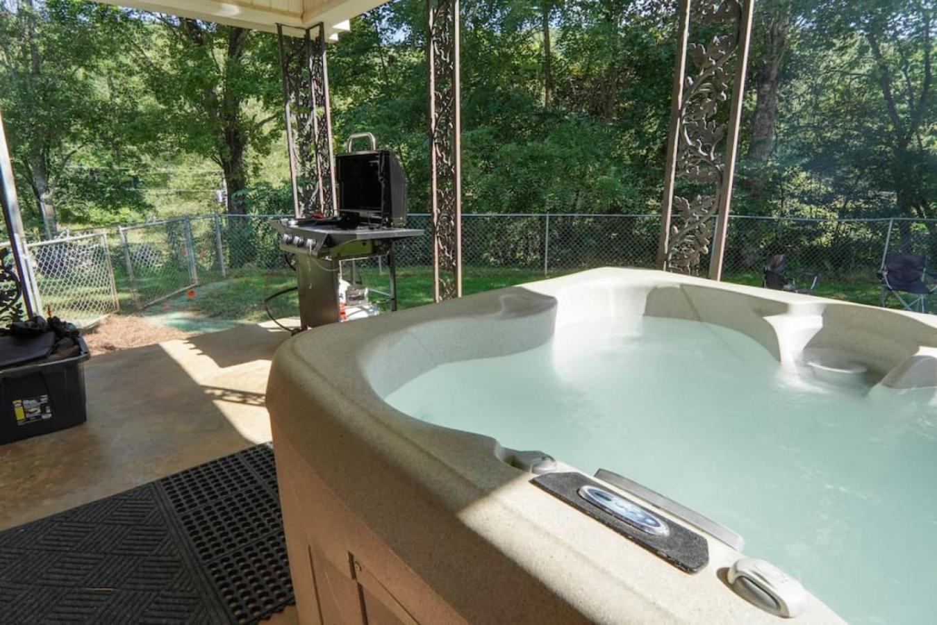 Trail-Ready Retreat Near Waterfalls W/ Hot Tub Villa Brevard Luaran gambar